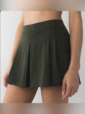 Lululemon Size 8 City Skort Shorts Gator Green Reflective Pleated